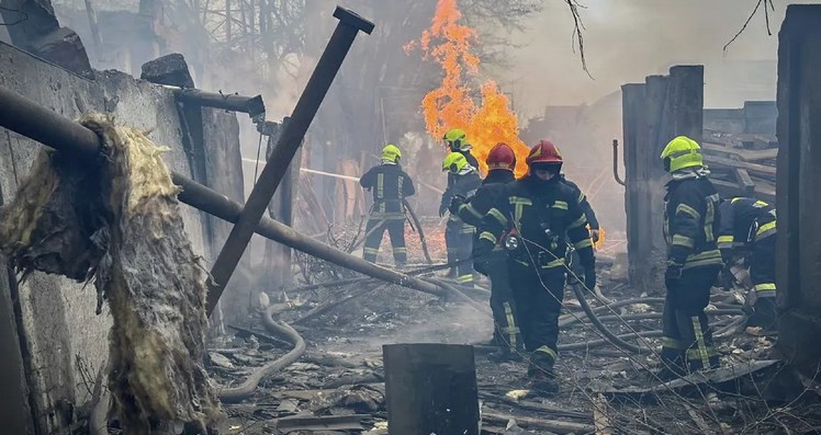 مقتل 6 بقصف روسي على زابوريجيا وإسقاط صاروخين و48 مسيرة